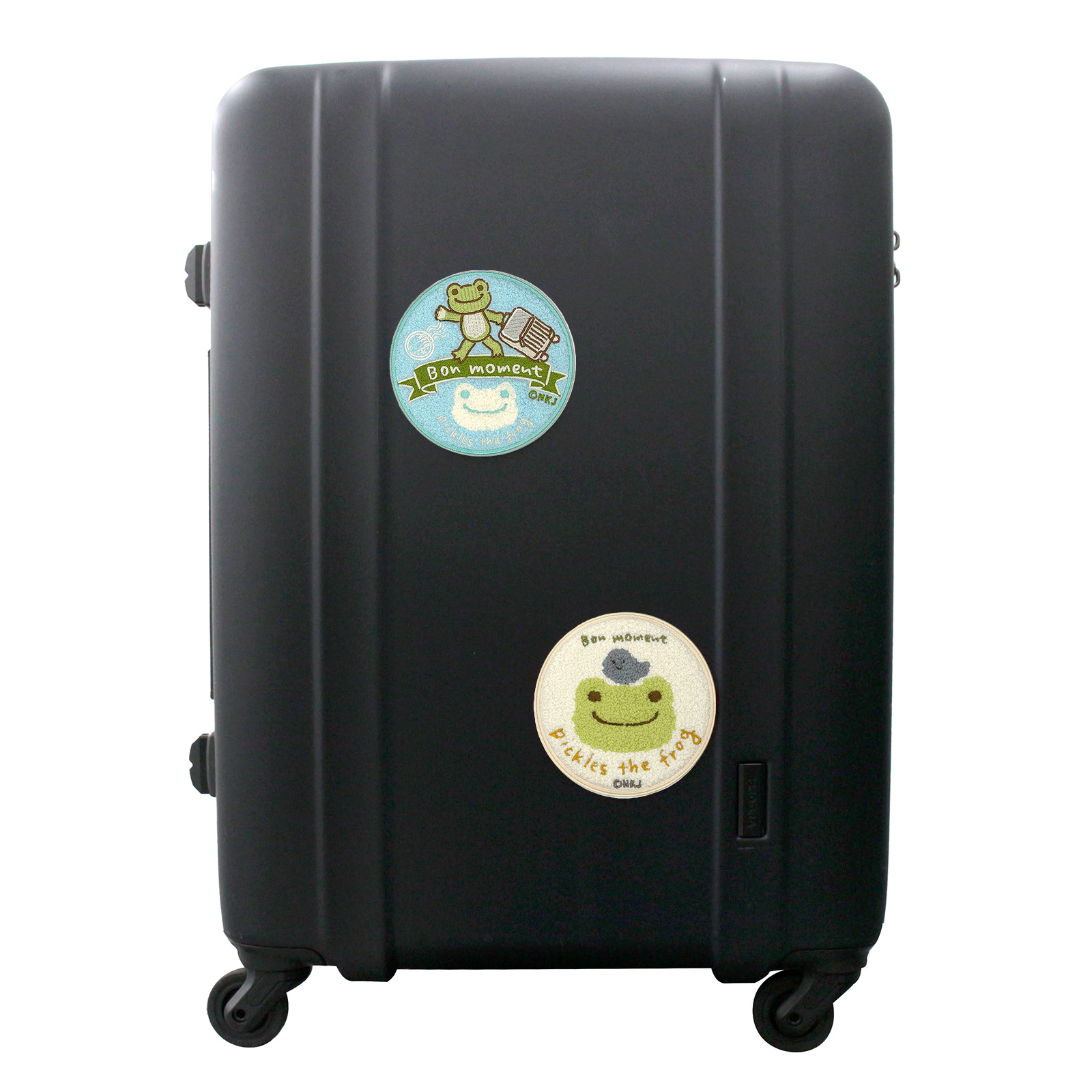 カエルのピクルススーツケースステッカースーツケースに貼った状態